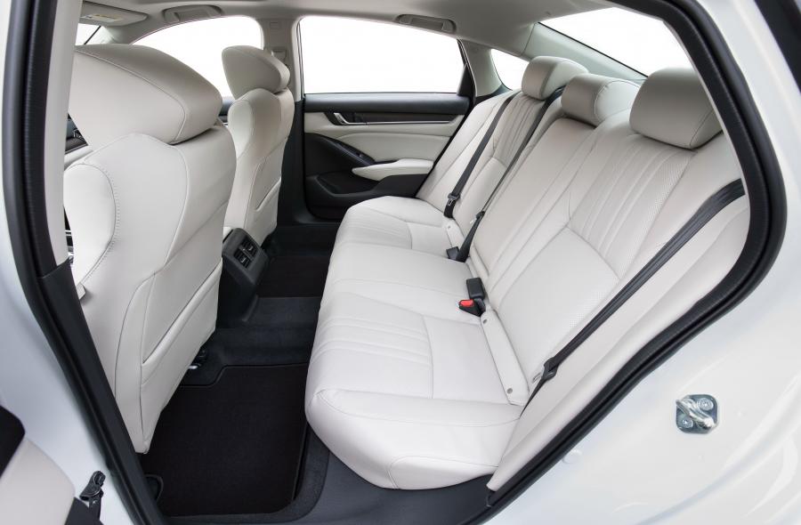 Интерьер Honda Accord Touring 1.5T 2017 года  (NA) (фото 9 из 33)